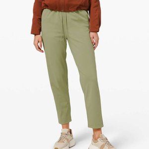 *NWT* Lululemon Keep Moving Pant 7/8 - Sz 8